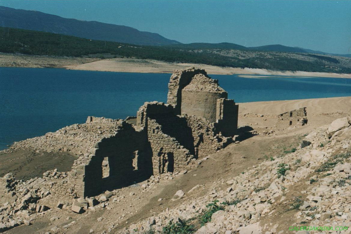 Рушевине Драговића испод језера.