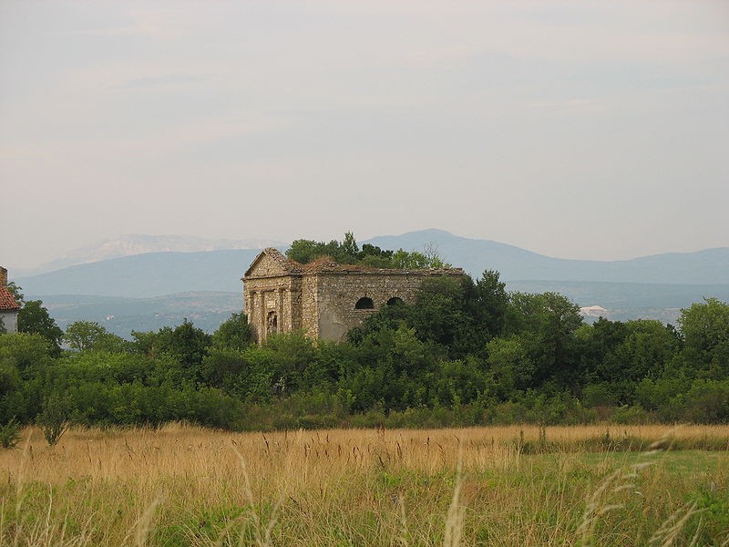 Руинирана унијатска црква.
